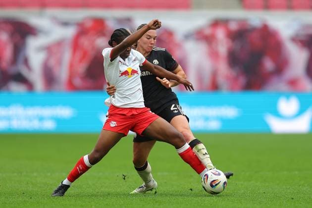 RB Leipzig - Bayern Muenchen 1. Bundesliga Frauen Leipzig, Red Bull Arena, 14.09.2025, Fußball, Frauen, Saison 2025 2026, Frauen-Bundesliga, 2. Spieltag , RB Leipzig - FC Bayern München 0:3 (0:1) , Im Bild v.l.: Persis Oteng (9, Leipzig) und Vanessa Gilles (2, Bayern) ,