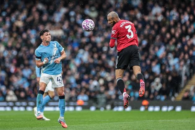 Premier League Manchester City v Manchester United, ManU Noussair Mazraoui of Manchester United jumps up to win the high ball during the Premier League match Manchester City vs Manchester United at Etihad Stadium, Manchester, United Kingdom, 14th September 2025 (Photo by Mark Cosgrove News Images) Manchester Etihad Stadium Manchester United Kingdom Copyright: xMarkxCosgrove NewsxImagesx