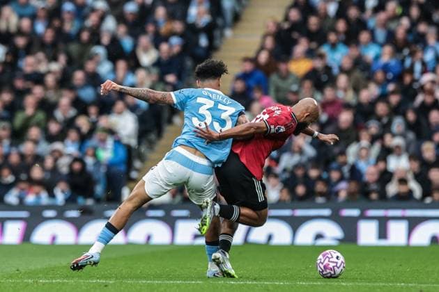 Premier League Manchester City v Manchester United, ManU Nico O Reilly of Manchester City and Bryan Mbeumo of Manchester United battle for the ball during the Premier League match Manchester City vs Manchester United at Etihad Stadium, Manchester, United Kingdom, 14th September 2025 (Photo by Mark Cosgrove News Images) Manchester Etihad Stadium Manchester United Kingdom Copyright: xMarkxCosgrove NewsxImagesx