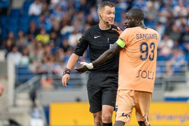 Strassbourg, France, September 14th 2025 Arouna Sangante (93 Le Havre) Discussed with the referee Willy Delajod during the Ligue 1 game between - RC Strassbourg vs. Havre AC at Stade de la Meinau in Strassbourg, France Pascal von Büren (Pascal von Büren SPP) Copyright: xPascalxvonxBürenx xSPPx spp-en-PaVoBSp-Pavo-Fotografie-30