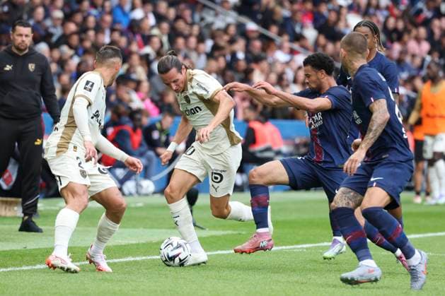 FOOTBALL : Paris Saint Germain Vs RC Lens - Ligue 1 - 14 09 2025 Florian Thauvin (RC Lens) - Ruben Aguilar (RC Lens) Vs Warren Zaire-Emery (PSG) - Bradley Barcola (PSG) - Lucas Hernandez (PSG) ParisFrance  Copyright: xMichtofx