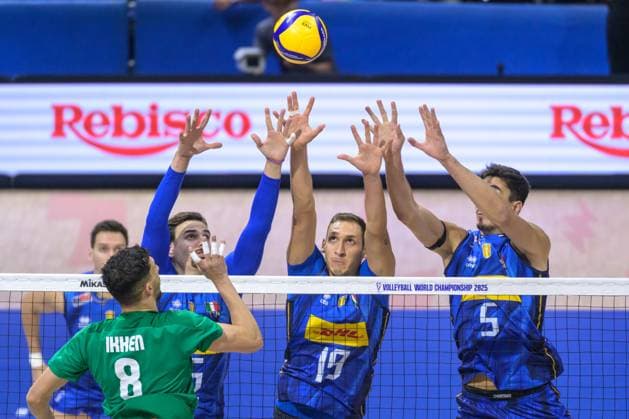 September 14, 2025, Quezon City, Manila, Philippines: Italy vs Algeria in the Pool Phase during the FIVB Mens Volleyball World Championship, WM, Weltmeisterschaft 2025 in Manila, Philippines. Italy win in 3 sets. Italys Simone GIANNELLI, Roberto RUSSO and Alessandro MICHIELETTO Quezon City Philippines - ZUMAr144 20250914_zap_r144_089 Copyright: xJaynexRussellx