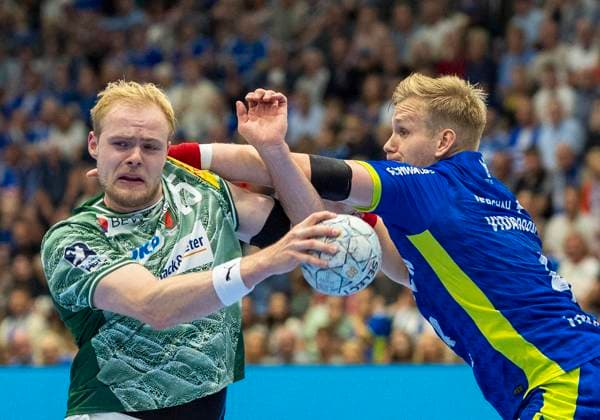 Matthes Langhoff (Fuechse Berlin, 25), wird hier von Ellidi Vidarsson (VfL Gummersbach, 4) gehalten Handball Daikin HBL Handball Bundesliga, VfL Gummersbach - Füchse Berlin, 4, Spieltag, 14.09.2025 Copyright: HMBxMedia xMarcoxBader