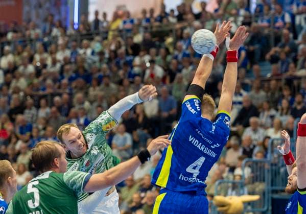 Mathias Gidsel (Fuechse Berlin, 19), mit einem Wurf. Ellidi Vidarsson (VfL Gummersbach, 4) versucht den Wurf zu blocken. Handball Daikin HBL Handball Bundesliga, VfL Gummersbach - Füchse Berlin, 4, Spieltag, 14.09.2025 Copyright: HMBxMedia xMarcoxBader