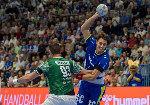Julian Koester (Köster, VfL Gummersbach, 7) wird von Mijajlo Marsenic (Fuechse Berlin, 93) versucht am Wurf zu hindern. Handball Daikin HBL Handball Bundesliga, VfL Gummersbach - Füchse Berlin, 4, Spieltag, 14.09.2025 Copyright: HMBxMedia xMarcoxBader