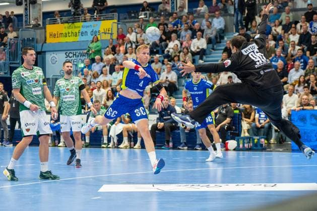 Ellidi Snaer Vidarsson, Kreislaufer, (VfL Gummersbach 4), Dejan Milosavljev, Torwart, (Fuechse Berlin 96)VfL Gummersbach vs. Fuechse Berlin, Daikin Handball Bundesliga, Herren ,4. Spieltag, 14.09.2025 Gummersbach NRW Deutschland