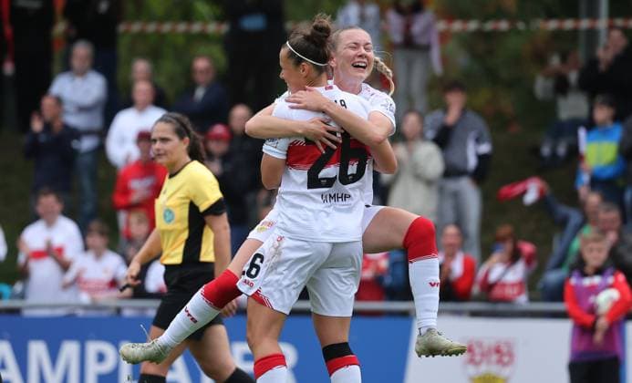 Stuttgart , Fußball 2. Bundesliga , VfB Stuttgart Frauen vs. Viktoria Berlin , Jubel VfB , von links: Nicole Billa Leonie Kopp
