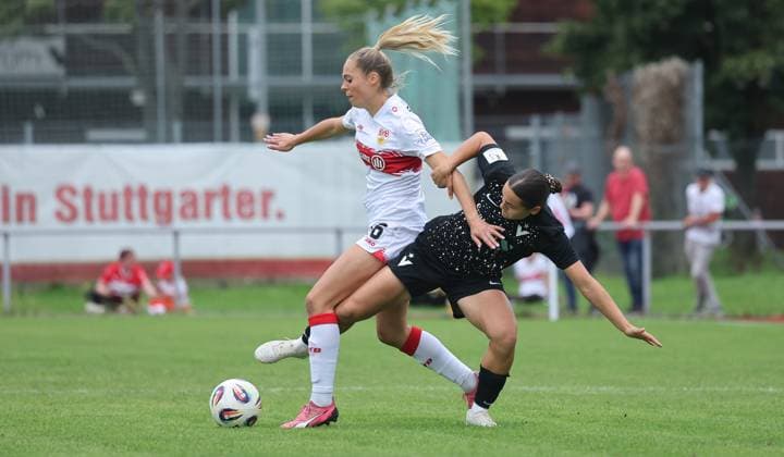 Stuttgart , Fußball 2. Bundesliga , VfB Stuttgart Frauen vs. Viktoria Berlin , von links: Janina Hechler ( VfB ) Leyila Aydin ( Berlin )