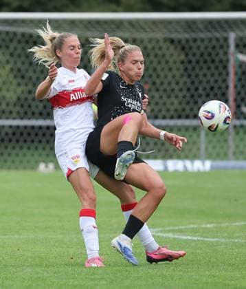 Stuttgart , Fußball 2. Bundesliga , VfB Stuttgart Frauen vs. Viktoria Berlin , von links: Janina Hechler ( VfB ) Nina Ehegötz ( Berlin )