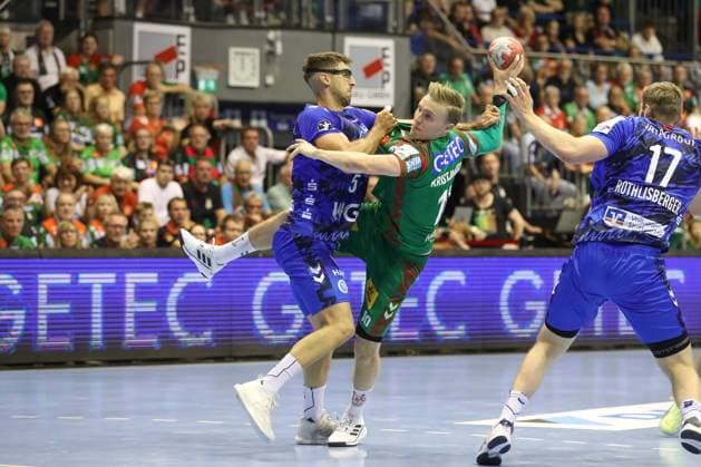 14.09.2025, xtgx, SC Magdeburg - TVB Stuttgart v.l. Antonio Seradilla (Stuttgart, 5), Gisli Thorgeir Kristjansson (Magdeburg, 10) Zweikampf, Duell, Kampf, tackle Magdeburg