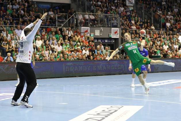 14.09.2025, xtgx, SC Magdeburg - TVB Stuttgart v.l. Omar Ingi Magnusson (Magdeburg, 14) wirft Tor, Torschuetze, erzielt Tor, Treffer, scores the goal Siebenmeter Magdeburg