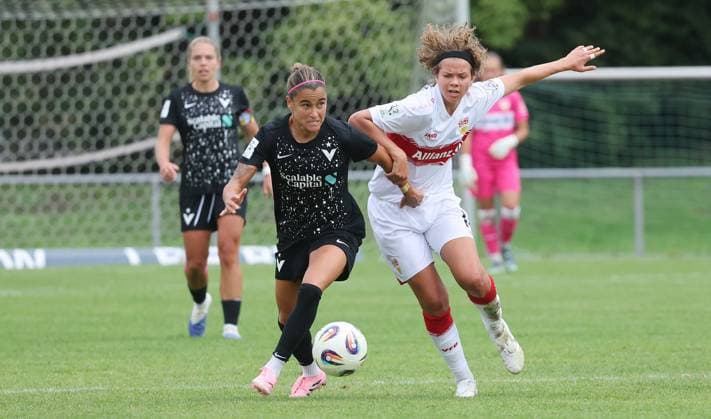 Stuttgart , Fußball 2. Bundesliga , VfB Stuttgart Frauen vs. Viktoria Berlin , von links: Aylin Yaren ( Berlin ) Rosa Rückert ( VfB )
