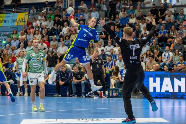 Tilen Kodrin, Aussen, (VfL Gummersbach 5), Lasse Ludwig, Torwart, (Fuechse Berlin 1)VfL Gummersbach vs. Fuechse Berlin, Daikin Handball Bundesliga, Herren ,4. Spieltag, 14.09.2025 Gummersbach NRW Deutschland