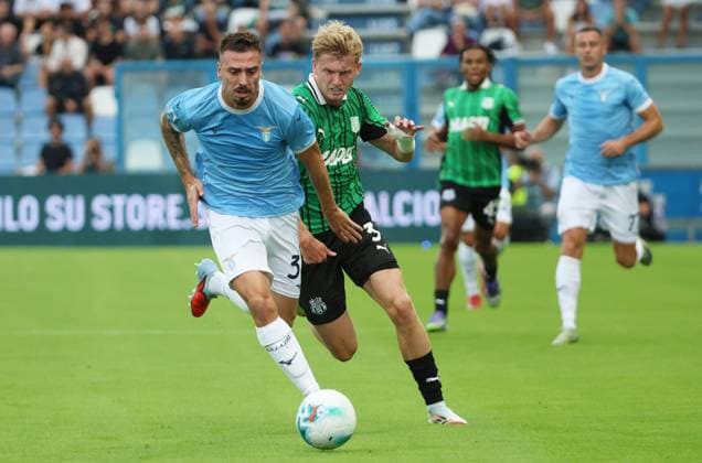 Lazio™s Mario Gila fights for the ball with Sassuolo s Josh Doig during the Serie A Unilive soccer match between U.S Sassuolo and S.S. Lazio at Mapei stadium, Reggio Emilia, northern Italy, Monday, September 14, 2025. - Soccer - (Photo Michele Nucci - LaPresse)  Copyright: xMichelexNucci LaPressex