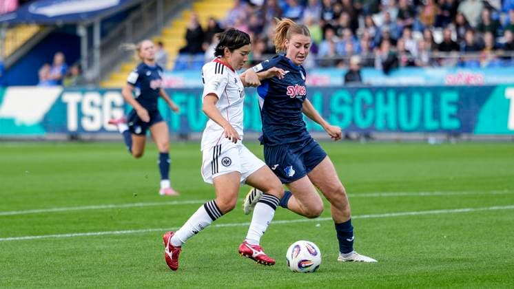 v.li.: Remina Chiba (SGE, 15), Lisa Doorn (TSG, 14), Zweikampf, Spielszene, Duell, duel, tackle, tackling, Dynamik, Action, Aktion, 14.09.2025, Sinsheim (Hoffenheim) (Deutschland), Fussball, Google Pixel Frauen-Bundesliga, TSG 1899 Hoffenheim - Eintracht Frankfurt, DFB DFL REGULATIONS PROHIBIT ANY USE OF PHOTOGRAPHS AS IMAGE SEQUENCES AND OR QUASI-VIDEO.