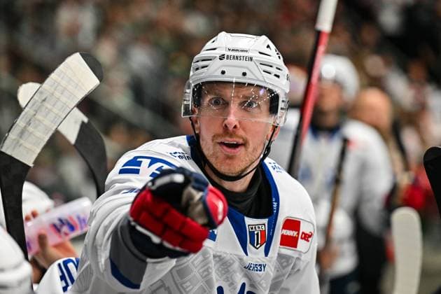 Penny DEL; Augsburger Panther - Adler Mannheim, 14.09.2025 im Bild Dan RENOUF (Adler Mannheim 4) auf der Bank Einzelfoto Freisteller DEL: Augsburger Panther - Adler Mannheim; Curt Frenzel Stadion am 14.09.2025 *** Penny DEL Augsburger Panther Adler Mannheim, 14 09 2025 in the picture Dan RENOUF Adler Mannheim 4 on the bench Single photo cropped DEL Augsburger Panther Adler Mannheim Curt Frenzel Stadion on 14 09 2025 Copyright: xBEAUTIFULxSPORTS Goldbergx