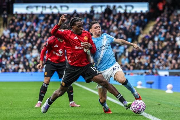 Premier League Manchester City v Manchester United, ManU Patrick Dorgu of Manchester United and Phil Foden of Manchester City battle for the ball during the Premier League match Manchester City vs Manchester United at Etihad Stadium, Manchester, United Kingdom, 14th September 2025 (Photo by Mark Cosgrove News Images) Manchester Etihad Stadium Manchester United Kingdom Copyright: xMarkxCosgrove NewsxImagesx