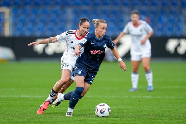 v.li.: Geraldine Reuteler (SGE, 14), Laura Gloning (TSG, 20), Zweikampf, Spielszene, Duell, duel, tackle, tackling, Dynamik, Action, Aktion, 14.09.2025, Sinsheim (Hoffenheim) (Deutschland), Fussball, Google Pixel Frauen-Bundesliga, TSG 1899 Hoffenheim - Eintracht Frankfurt, DFB DFL REGULATIONS PROHIBIT ANY USE OF PHOTOGRAPHS AS IMAGE SEQUENCES AND OR QUASI-VIDEO. xozx