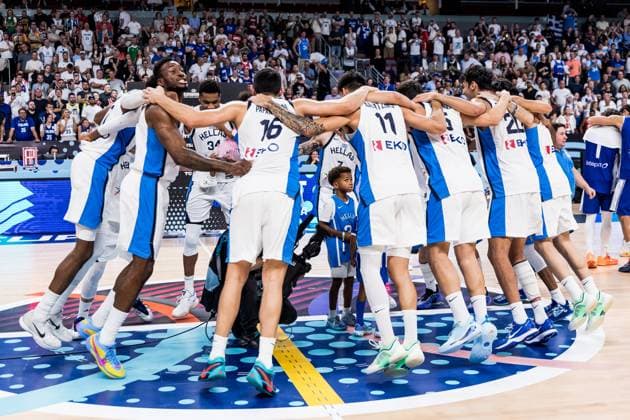 FIBA EuroBasket 2025: Bronze Griechenland - Finnland; 14.09.2025 Jubelnder hüpfender Teamkreis der Griechen nach dem Sieg und Gewinn der Bronzemedaille FIBA EuroBasket 2025: Bronze Griechenland - Finnland; Riga, Arena Riga am 14.09.2025 Copyright: xBEAUTIFULxSPORTS Wunderlx