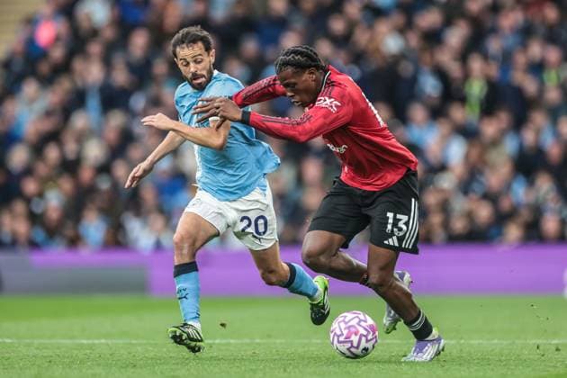 Premier League Manchester City v Manchester United, ManU Bernardo Silva of Manchester City and Patrick Dorgu of Manchester United battle for the ball during the Premier League match Manchester City vs Manchester United at Etihad Stadium, Manchester, United Kingdom, 14th September 2025 (Photo by Mark Cosgrove News Images) Manchester Etihad Stadium Manchester United Kingdom Copyright: xMarkxCosgrove NewsxImagesx