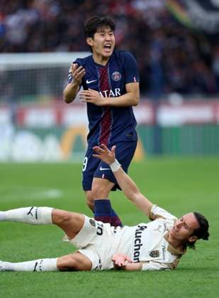 Paris Saint-Germain FC v RC Lens - Ligue 1 McDonald s Lee Kang-In of Paris Saint-Germain and Florian Thauvin challenge during the Ligue 1 McDonald s match between Paris Saint-Germain FC and RC Lens at Parc des Princes on September 14, 2025 in Paris, France. Paris Parc des Princes France France Copyright: xNealxSimpson Sportsphoto APLx 14134993