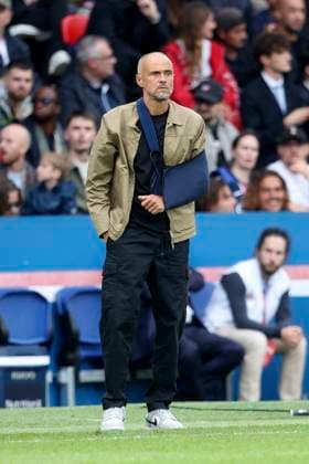 Paris Saint-Germain FC v RC Lens - Ligue 1 McDonald s Luis Enrique, head coach of Paris Saint-Germain on the side line with his arm in a sling during the Ligue 1 McDonald s match between Paris Saint-Germain FC and RC Lens at Parc des Princes on September 14, 2025 in Paris, France. Paris Parc des Princes France France Copyright: xNealxSimpson Sportsphoto APLx 14134995