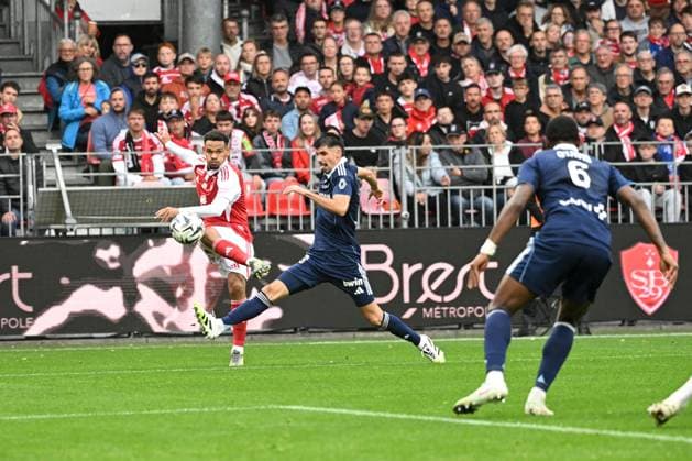Stade Brestois 29 v Paris FC - Ligue 1 McDonald s 2025 2026 28 Thibault DE SMET (pfc) - 77 Kenny LALA (sb29) during the Ligue 1 McDonald s match between Brest and Paris at Stade Francis Le Ble on September 14, 2025 in Brest, France. Brest France  Copyright: xFEPx 776348128