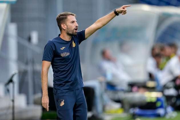 Theodoros Dedes (Trainer, Cheftrainer, TSG), gibt Anweisungen, gestikuliert, mit den Armen gestikulieren, Einzelbild, Einzelfoto, Aktion, Action, 14.09.2025, Sinsheim (Hoffenheim) (Deutschland), Fussball, Google Pixel Frauen-Bundesliga, TSG 1899 Hoffenheim - Eintracht Frankfurt, DFB DFL REGULATIONS PROHIBIT ANY USE OF PHOTOGRAPHS AS IMAGE SEQUENCES AND OR QUASI-VIDEO.