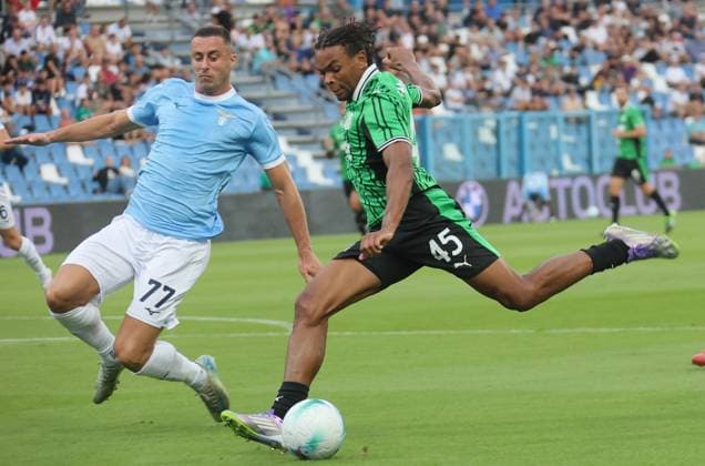 Sassuolo s Armand Laurentie fights for the ball with Lazio™s Adam Marusic during the Serie A Unilive soccer match between U.S Sassuolo and S.S. Lazio at Mapei stadium, Reggio Emilia, northern Italy, Monday, September 14, 2025. - Soccer - (Photo Michele Nucci - LaPresse)  Copyright: xMichelexNucci LaPressex