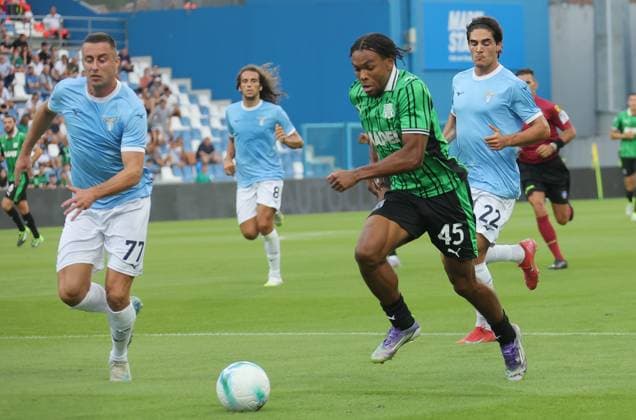 Sassuolo s Armand Laurentie fights for the ball with Lazio™s Adam Marusic during the Serie A Unilive soccer match between U.S Sassuolo and S.S. Lazio at Mapei stadium, Reggio Emilia, northern Italy, Monday, September 14, 2025. - Soccer - (Photo Michele Nucci - LaPresse)  Copyright: xMichelexNucci LaPressex