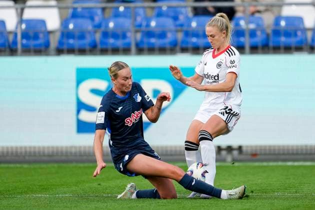 v.li.: Feli Delacauw (TSG, 24), Rebecka Blomqvist (SGE, 28), Zweikampf, Spielszene, Duell, duel, tackle, tackling, Dynamik, Action, Aktion, 14.09.2025, Sinsheim (Hoffenheim) (Deutschland), Fussball, Google Pixel Frauen-Bundesliga, TSG 1899 Hoffenheim - Eintracht Frankfurt, DFB DFL REGULATIONS PROHIBIT ANY USE OF PHOTOGRAPHS AS IMAGE SEQUENCES AND OR QUASI-VIDEO.