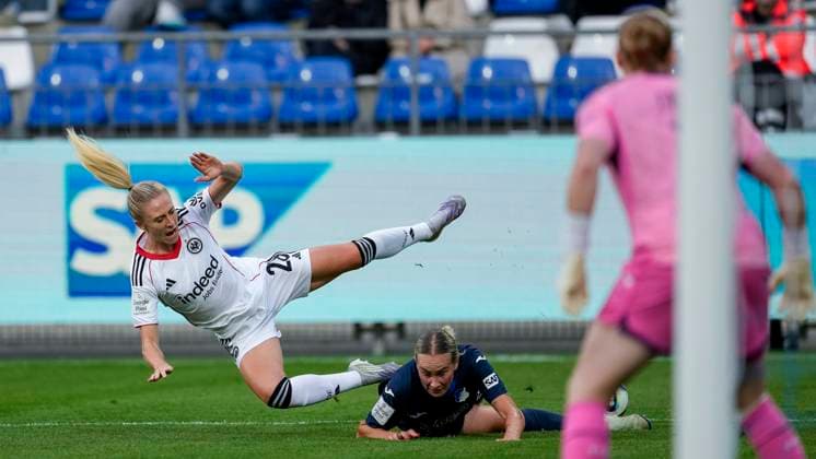 v.li.: Rebecka Blomqvist (SGE, 28), Feli Delacauw (TSG, 24), Zweikampf, Spielszene, Duell, duel, tackle, tackling, Dynamik, Action, Aktion, 14.09.2025, Sinsheim (Hoffenheim) (Deutschland), Fussball, Google Pixel Frauen-Bundesliga, TSG 1899 Hoffenheim - Eintracht Frankfurt, DFB DFL REGULATIONS PROHIBIT ANY USE OF PHOTOGRAPHS AS IMAGE SEQUENCES AND OR QUASI-VIDEO.
