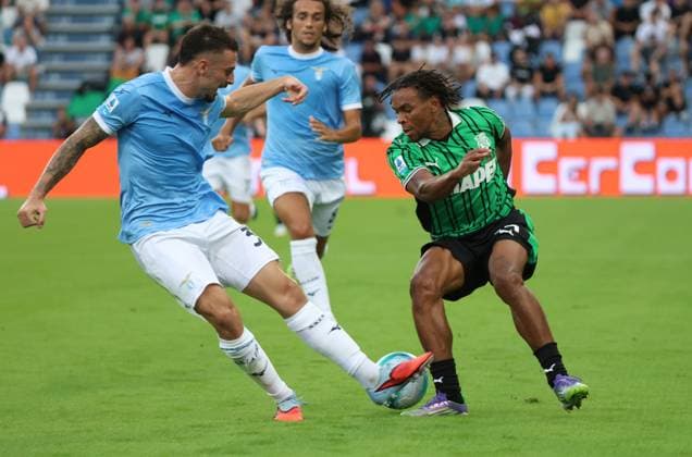 Lazio™s Mario Gila fights for the ball with Sassuolo s Armand Laurentie during the Serie A Unilive soccer match between U.S Sassuolo and S.S. Lazio at Mapei stadium, Reggio Emilia, northern Italy, Monday, September 14, 2025. - Soccer - (Photo Michele Nucci - LaPresse)  Copyright: xMichelexNucci LaPressex