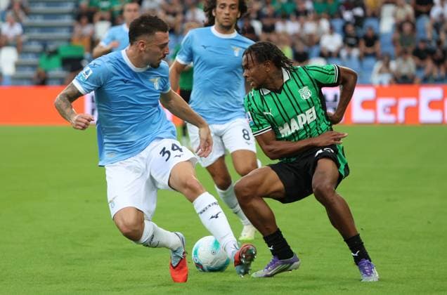 Lazio™s Mario Gila fights for the ball with Sassuolo s Armand Laurentie during the Serie A Unilive soccer match between U.S Sassuolo and S.S. Lazio at Mapei stadium, Reggio Emilia, northern Italy, Monday, September 14, 2025. - Soccer - (Photo Michele Nucci - LaPresse)  Copyright: xMichelexNucci LaPressex