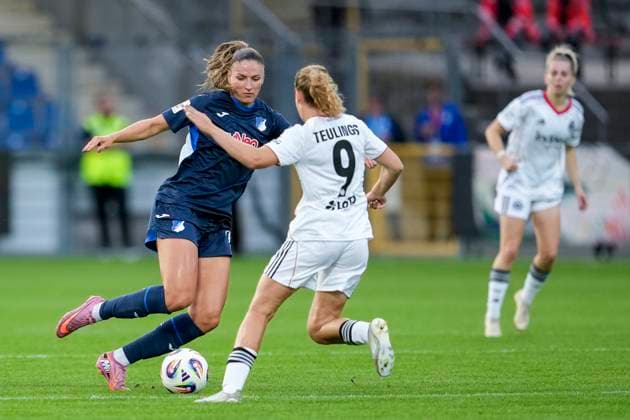 v.li.: Melissa Kössler (TSG, 25), Jarne Teulings (SGE, 9), Zweikampf, Spielszene, Duell, duel, tackle, tackling, Dynamik, Action, Aktion, 14.09.2025, Sinsheim (Hoffenheim) (Deutschland), Fussball, Google Pixel Frauen-Bundesliga, TSG 1899 Hoffenheim - Eintracht Frankfurt, DFB DFL REGULATIONS PROHIBIT ANY USE OF PHOTOGRAPHS AS IMAGE SEQUENCES AND OR QUASI-VIDEO.