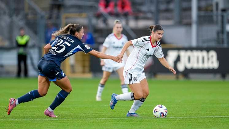 v.li.: Melissa Kössler (TSG, 25), Noemi Ivelj (SGE, 4), Zweikampf, Spielszene, Duell, duel, tackle, tackling, Dynamik, Action, Aktion, 14.09.2025, Sinsheim (Hoffenheim) (Deutschland), Fussball, Google Pixel Frauen-Bundesliga, TSG 1899 Hoffenheim - Eintracht Frankfurt, DFB DFL REGULATIONS PROHIBIT ANY USE OF PHOTOGRAPHS AS IMAGE SEQUENCES AND OR QUASI-VIDEO.