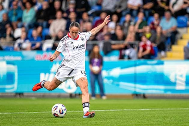 GPFBL: TSG Hoffenheim - Eintracht Frankfurt; 14.09.2025 Géraldine Reuteler (14, Eintracht Frankfurt Frauen) mit Schuss auf das Tor GPFBL: TSG Hoffenheim – Eintracht Frankfurt, Dietmar-Hopp Stadion in Hoffenheim, am 14.09.2025. DFB REGULATIONS PROHIBIT ANY USE OF PHOTOGRAPHS AS IMAGE SEQUENCES AND OR QUASI-VIDEO. GPFBL: TSG Hoffenheim – Eintracht Frankfurt, Dietmar-Hopp Stadion in Hoffenheim, am 14.09.2025. DFB REGULATIONS PROHIBIT ANY USE OF PHOTOGRAPHS AS IMAGE SEQUENCES AND OR QUASI-VIDEO. Copyright: xBEAUTIFULxSPORTS Gelhardtx
