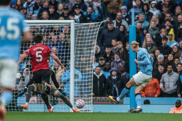Premier League Manchester City v Manchester United, ManU Erling Haaland of Manchester City scores to make it 3-0 during the Premier League match Manchester City vs Manchester United at Etihad Stadium, Manchester, United Kingdom, 14th September 2025 (Photo by Mark Cosgrove News Images) Manchester Etihad Stadium Manchester United Kingdom Copyright: xMarkxCosgrove NewsxImagesx