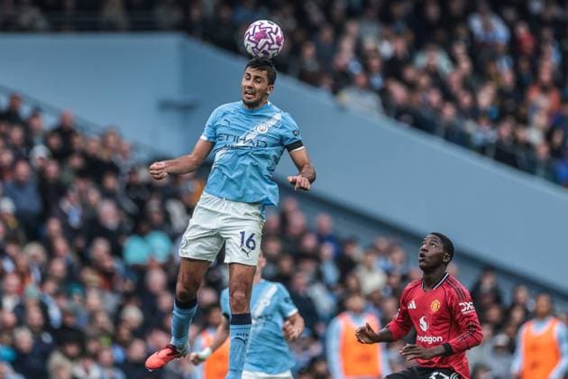 Premier League Manchester City v Manchester United, ManU Rodrigo of Manchester City jumps up to win the high ball during the Premier League match Manchester City vs Manchester United at Etihad Stadium, Manchester, United Kingdom, 14th September 2025 (Photo by Mark Cosgrove News Images) Manchester Etihad Stadium Manchester United Kingdom Copyright: xMarkxCosgrove NewsxImagesx