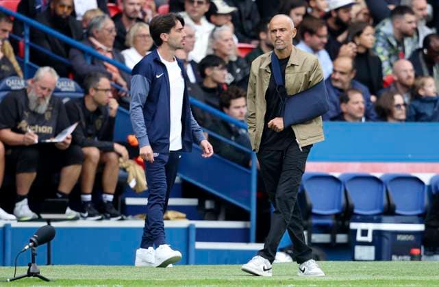 Paris Saint-Germain FC v RC Lens - Ligue 1 McDonald s Rafel Pol Cabanellas, Paris Saint-Germain Assistant Coach and Luis Enrique, head coach of Paris Saint-Germain on the side line with his arm in a sling during the Ligue 1 McDonald s match between Paris Saint-Germain FC and RC Lens at Parc des Princes on September 14, 2025 in Paris, France. Paris Parc des Princes France France Copyright: xNealxSimpson Sportsphoto APLx 14134997