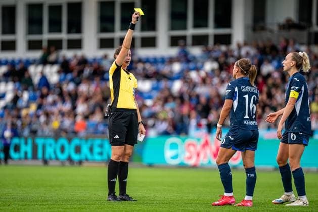 GPFBL: TSG Hoffenheim - Eintracht Frankfurt; 14.09.2025 Schiedsrichterin zeigt Gelbe Karte gegen Dominika Grabowska (16; TSG) von TSG Hoffenheim GPFBL: TSG Hoffenheim – Eintracht Frankfurt, Dietmar-Hopp Stadion in Hoffenheim, am 14.09.2025. DFB REGULATIONS PROHIBIT ANY USE OF PHOTOGRAPHS AS IMAGE SEQUENCES AND OR QUASI-VIDEO. GPFBL: TSG Hoffenheim – Eintracht Frankfurt, Dietmar-Hopp Stadion in Hoffenheim, am 14.09.2025. DFB REGULATIONS PROHIBIT ANY USE OF PHOTOGRAPHS AS IMAGE SEQUENCES AND OR QUASI-VIDEO. Copyright: xBEAUTIFULxSPORTS Gelhardtx