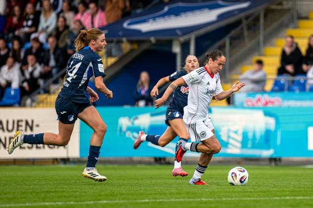 GPFBL: TSG Hoffenheim - Eintracht Frankfurt; 14.09.2025 Lisa Doorn (14; TSG) und Géraldine Reuteler (14; SGE) im Laufduell um den Ball GPFBL: TSG Hoffenheim – Eintracht Frankfurt, Dietmar-Hopp Stadion in Hoffenheim, am 14.09.2025. DFB REGULATIONS PROHIBIT ANY USE OF PHOTOGRAPHS AS IMAGE SEQUENCES AND OR QUASI-VIDEO. Copyright: xBEAUTIFULxSPORTS Gelhardtx