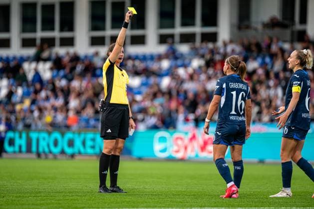 GPFBL: TSG Hoffenheim - Eintracht Frankfurt; 14.09.2025 Schiedsrichterin zeigt Gelbe Karte gegen Dominika Grabowska (16; TSG) von TSG Hoffenheim GPFBL: TSG Hoffenheim – Eintracht Frankfurt, Dietmar-Hopp Stadion in Hoffenheim, am 14.09.2025. DFB REGULATIONS PROHIBIT ANY USE OF PHOTOGRAPHS AS IMAGE SEQUENCES AND OR QUASI-VIDEO. GPFBL: TSG Hoffenheim – Eintracht Frankfurt, Dietmar-Hopp Stadion in Hoffenheim, am 14.09.2025. DFB REGULATIONS PROHIBIT ANY USE OF PHOTOGRAPHS AS IMAGE SEQUENCES AND OR QUASI-VIDEO. Copyright: xBEAUTIFULxSPORTS Gelhardtx