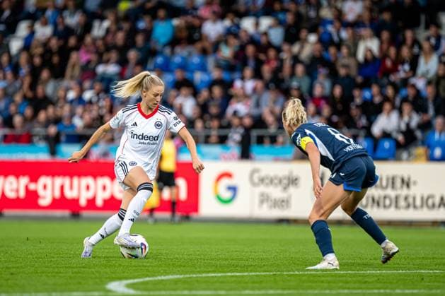 GPFBL: TSG Hoffenheim - Eintracht Frankfurt; 14.09.2025 Napsugar Sinka (8; TSG) im Zweikampf mit Rebecka Blomqvist (28; SGE) um den Ball GPFBL: TSG Hoffenheim – Eintracht Frankfurt, Dietmar-Hopp Stadion in Hoffenheim, am 14.09.2025. DFB REGULATIONS PROHIBIT ANY USE OF PHOTOGRAPHS AS IMAGE SEQUENCES AND OR QUASI-VIDEO. Copyright: xBEAUTIFULxSPORTS Gelhardtx