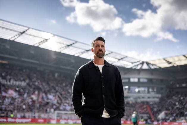 Hamburg, 14. September 2025 - Fußball, 1. Bundesliga 2025 26, FC St. Pauli - FC Augsburg: Sandro Wagner (FC Augsburg, Trainer) DFL REGULATIONS PROHIBIT ANY USE OF PHOTOGRAPHS AS IMAGE SEQUENCES AND OR QUASI-VIDEO. *** Hamburg, September 14, 2025 Soccer, 1 Bundesliga 2025 26, FC St Pauli FC Augsburg Sandro Wagner FC Augsburg, Coach DFL REGULATIONS PROHIBIT ANY USE OF PHOTOGRAPHS AS IMAGE SEQUENCES AND OR QUASI VIDEO