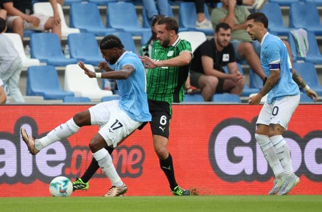 Lazio™s Nuno Tavares fights for the ball with Sassuolo s Sebastian Walukiewicz during the Serie A Unilive soccer match between U.S Sassuolo and S.S. Lazio at Mapei stadium, Reggio Emilia, northern Italy, Monday, September 14, 2025. - Soccer - (Photo Michele Nucci - LaPresse)  Copyright: xMichelexNucci LaPressex