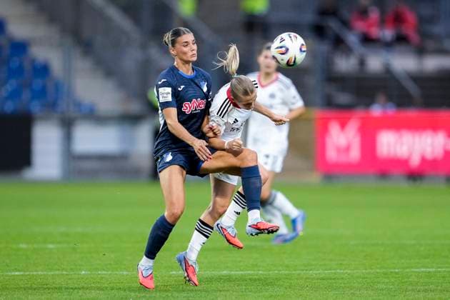 v.li.: Selina Cerci (TSG, 29), Elisa Senß (Senss, SGE, 6), Zweikampf, Spielszene, Duell, duel, tackle, tackling, Dynamik, Action, Aktion, 14.09.2025, Sinsheim (Hoffenheim) (Deutschland), Fussball, Google Pixel Frauen-Bundesliga, TSG 1899 Hoffenheim - Eintracht Frankfurt, DFB DFL REGULATIONS PROHIBIT ANY USE OF PHOTOGRAPHS AS IMAGE SEQUENCES AND OR QUASI-VIDEO.