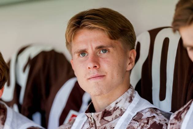 Hamburg, 14. September 2025 - Fußball, 1. Bundesliga 2025 26, FC St. Pauli - FC Augsburg: Erik Ahlstrand (FC St. Pauli, 20) DFL REGULATIONS PROHIBIT ANY USE OF PHOTOGRAPHS AS IMAGE SEQUENCES AND OR QUASI-VIDEO.