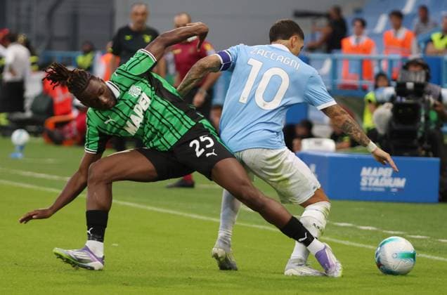 Sassuolo s Woyo Coulibaly fights for the ball with Lazio™s Mattia Zaccagni during the Serie A Unilive soccer match between U.S Sassuolo and S.S. Lazio at Mapei stadium, Reggio Emilia, northern Italy, Monday, September 14, 2025. - Soccer - (Photo Michele Nucci - LaPresse)  Copyright: xMichelexNucci LaPressex