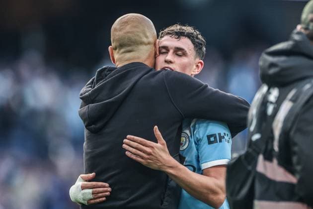 Premier League Manchester City v Manchester United, ManU Pep Guardiola manager of Manchester City embraces Phil Foden of Manchester City after the game during the Premier League match Manchester City vs Manchester United at Etihad Stadium, Manchester, United Kingdom, 14th September 2025 (Photo by Mark Cosgrove News Images) Manchester Etihad Stadium Manchester United Kingdom Copyright: xMarkxCosgrove NewsxImagesx